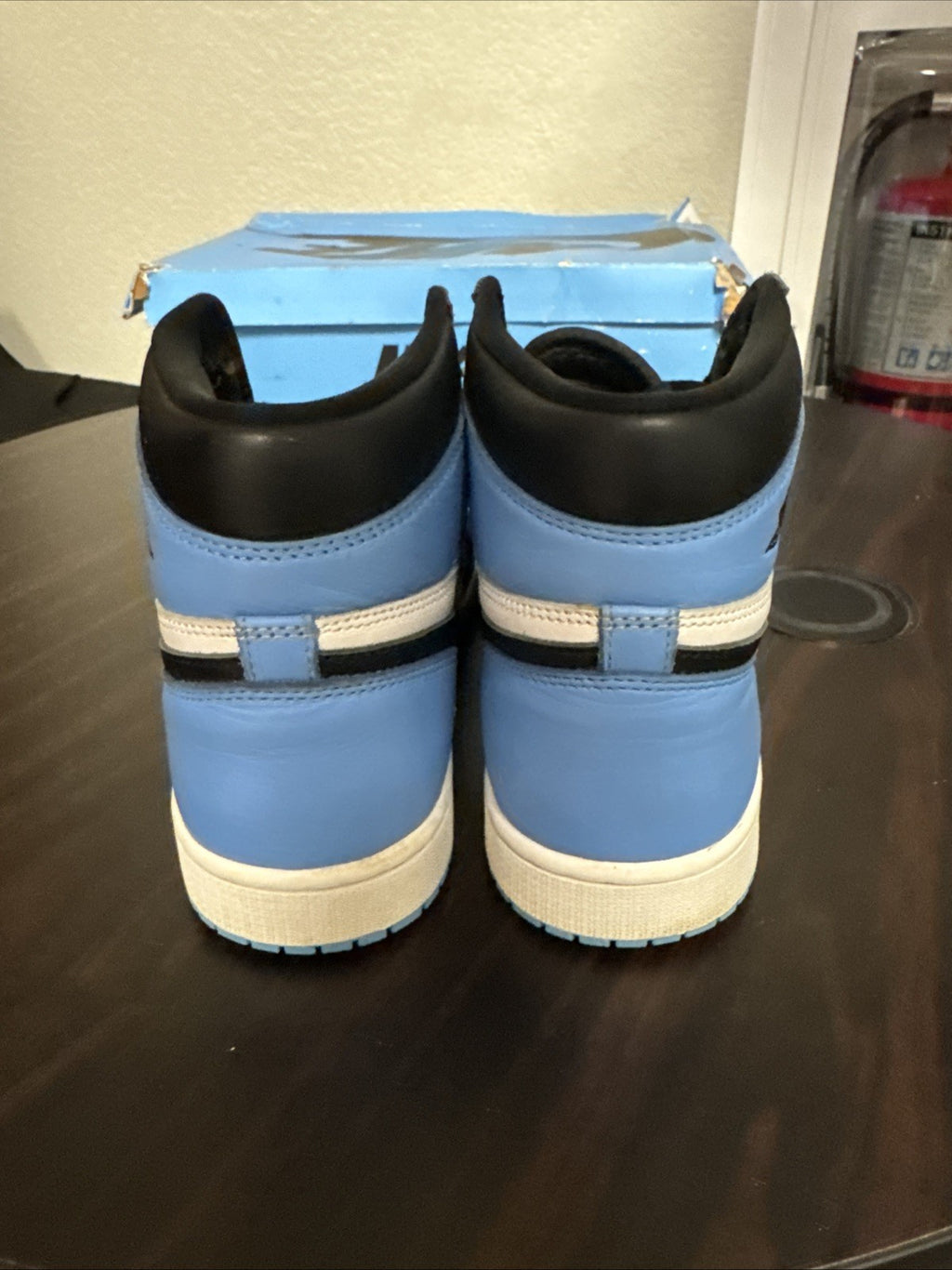 Nike Air Jordan 1 Retro High OG UNC Toe DZ5485-400 Men’s Size 10 Used