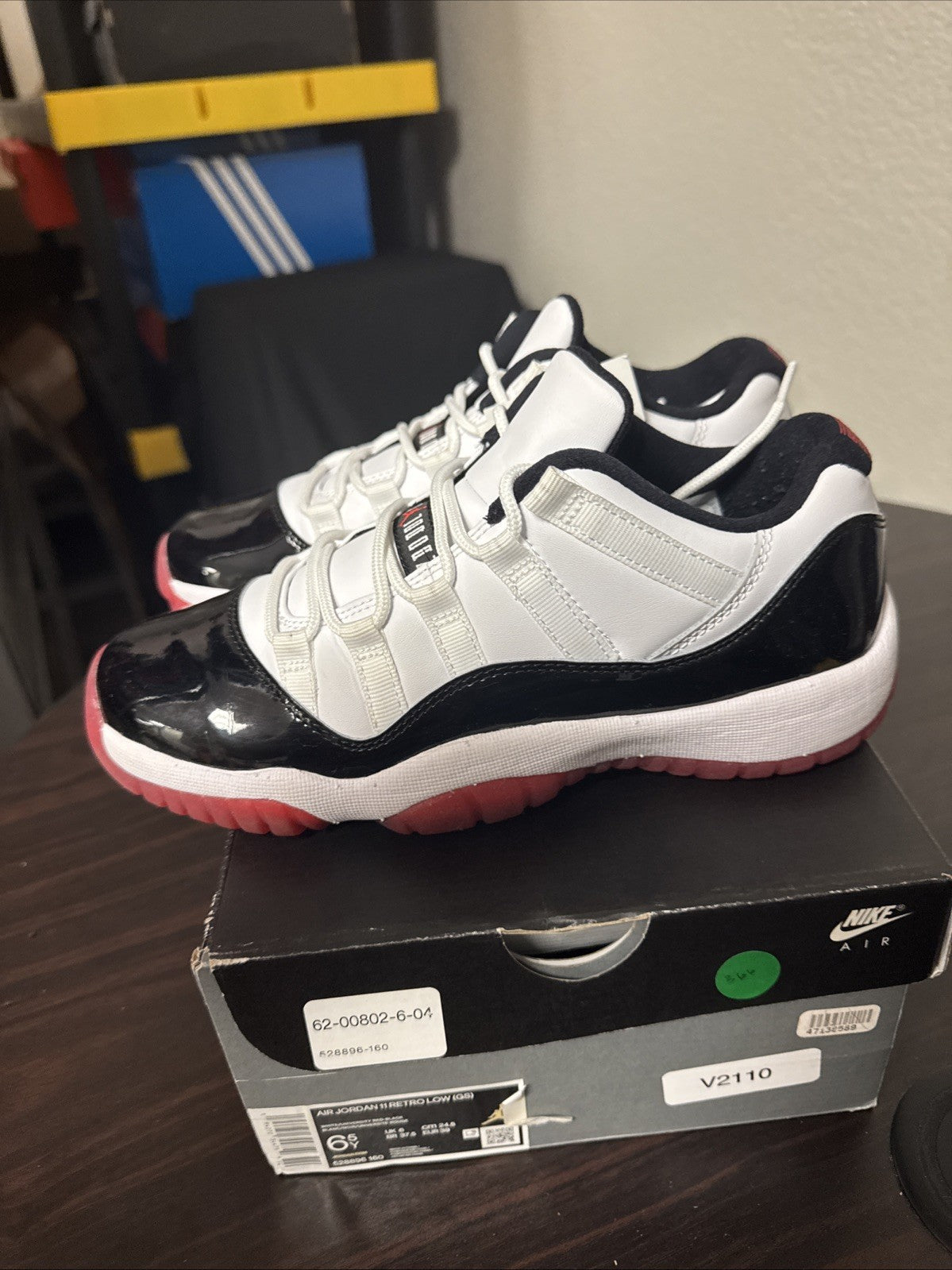 Nike Air Jordan 11 Retro Low Concord Bred GS Size 6.5Y 528896-160