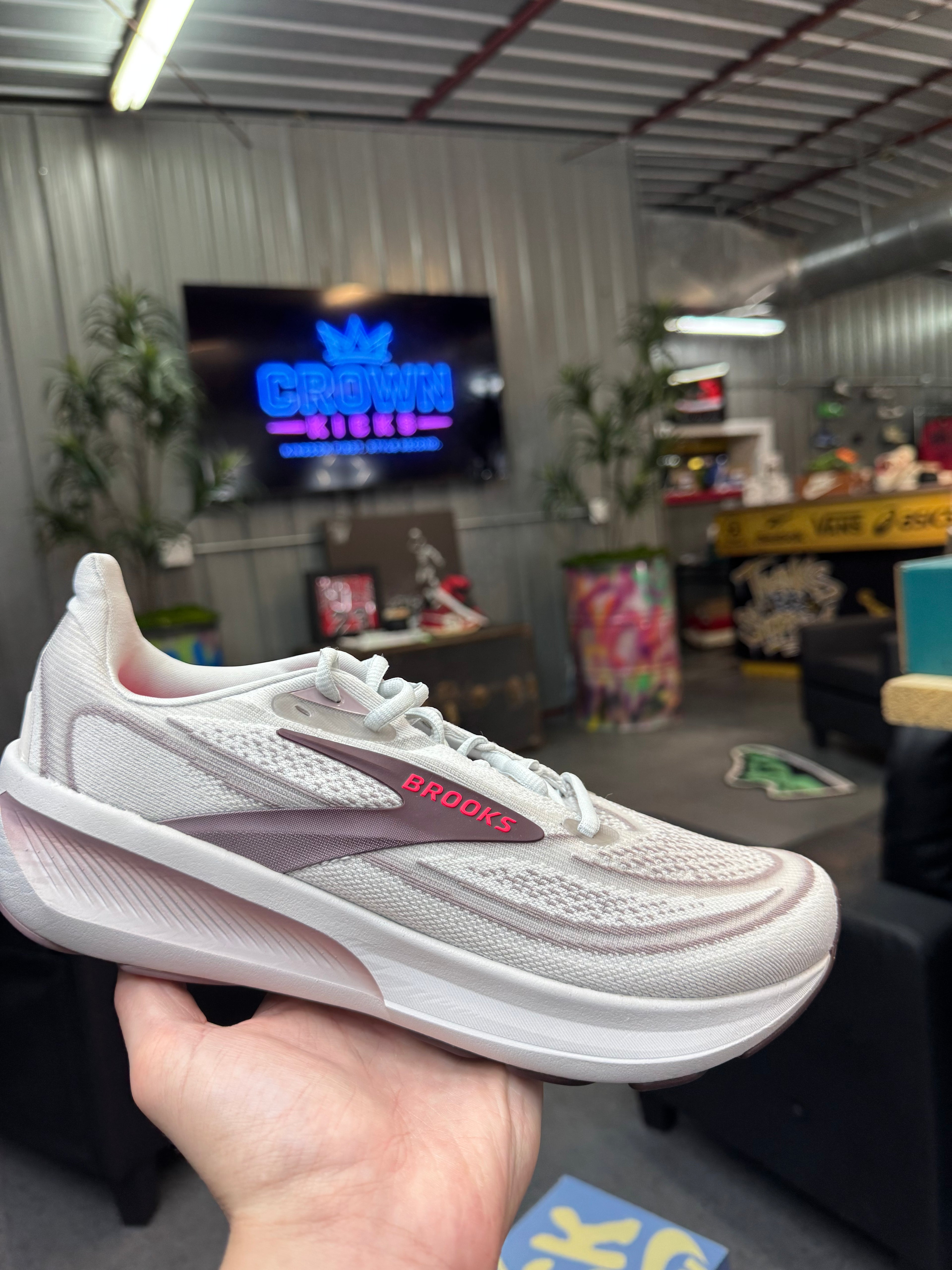 Brooks size 8 wmns