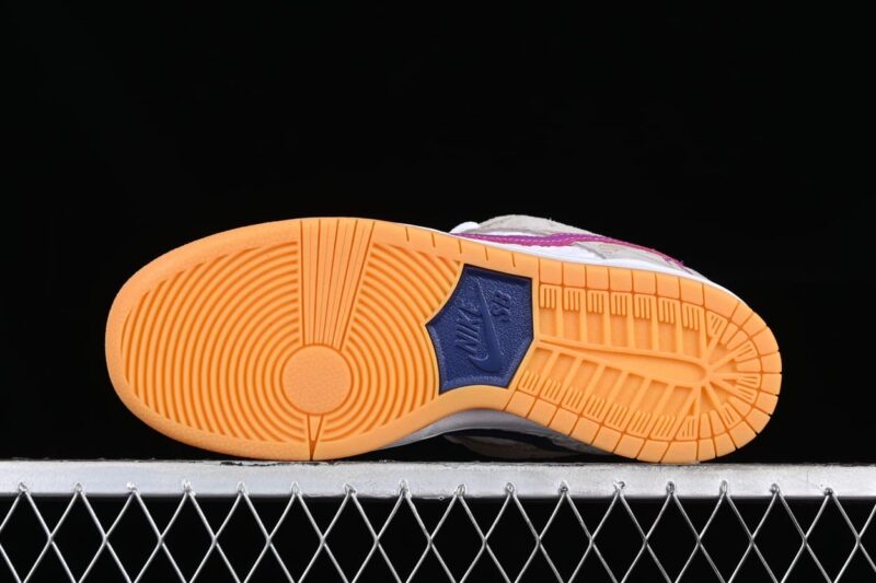 Nike SB Dunk Low Rayssa Leal 2 1.jpg