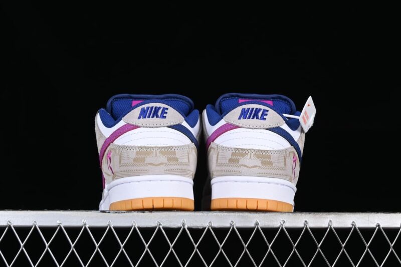 Nike SB Dunk Low Rayssa Leal 3 1.jpg