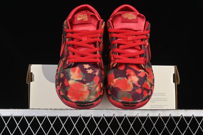 Nike SB Dunk Low The Wizard of Oz Poppy Field 4 1.jpg