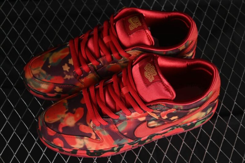 Nike SB Dunk Low The Wizard of Oz Poppy Field 5 1.jpg